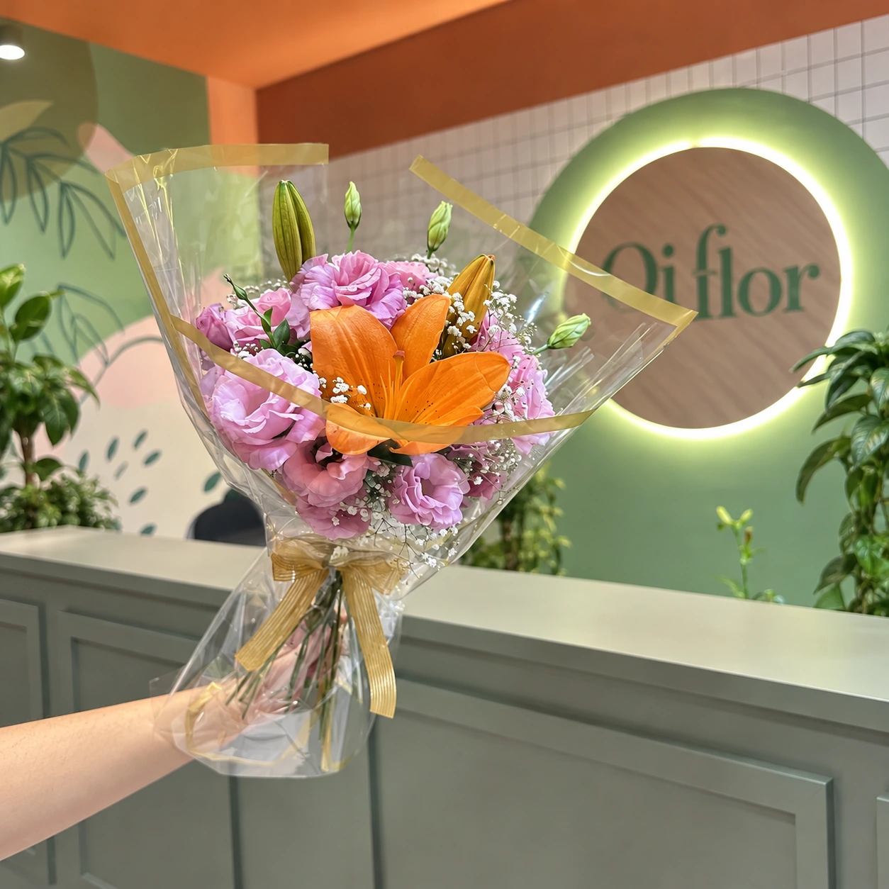 Arranjo da Oi Flor com lírio laranja e flores rosadas; fundo ampliado